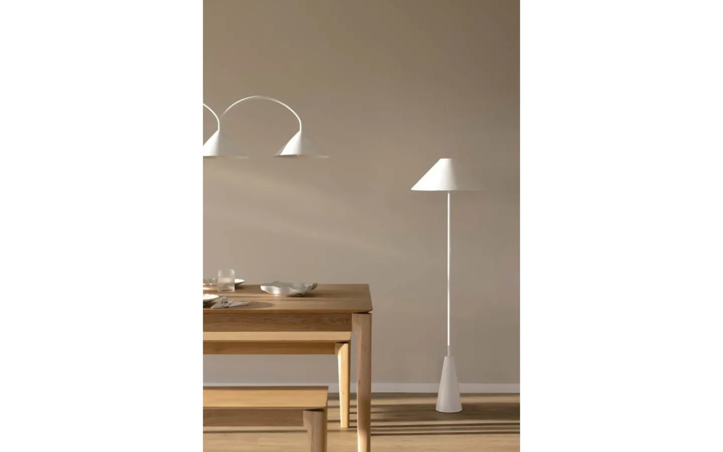 Golvlampor < Globen Lighting Cannes Golvlampa 140cm Vit