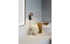 Läslampor-Trio Lighting Comfort Vägglampa E14 mattsvart med laddningsstation