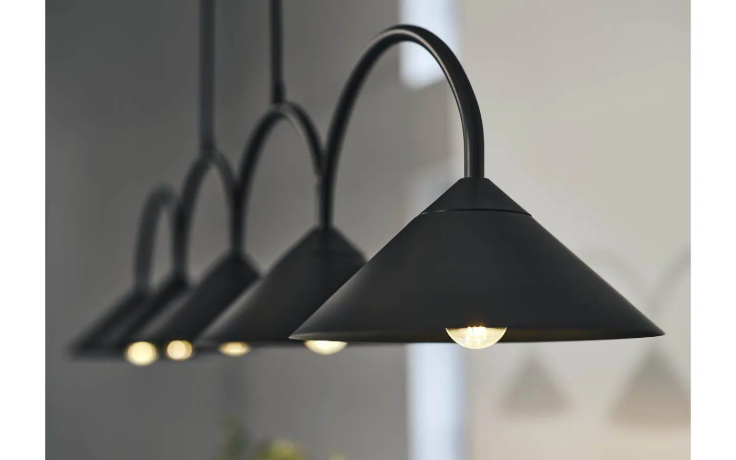Avlånga Taklampor-Globen Lighting Curve Taklampa 165cm Svart