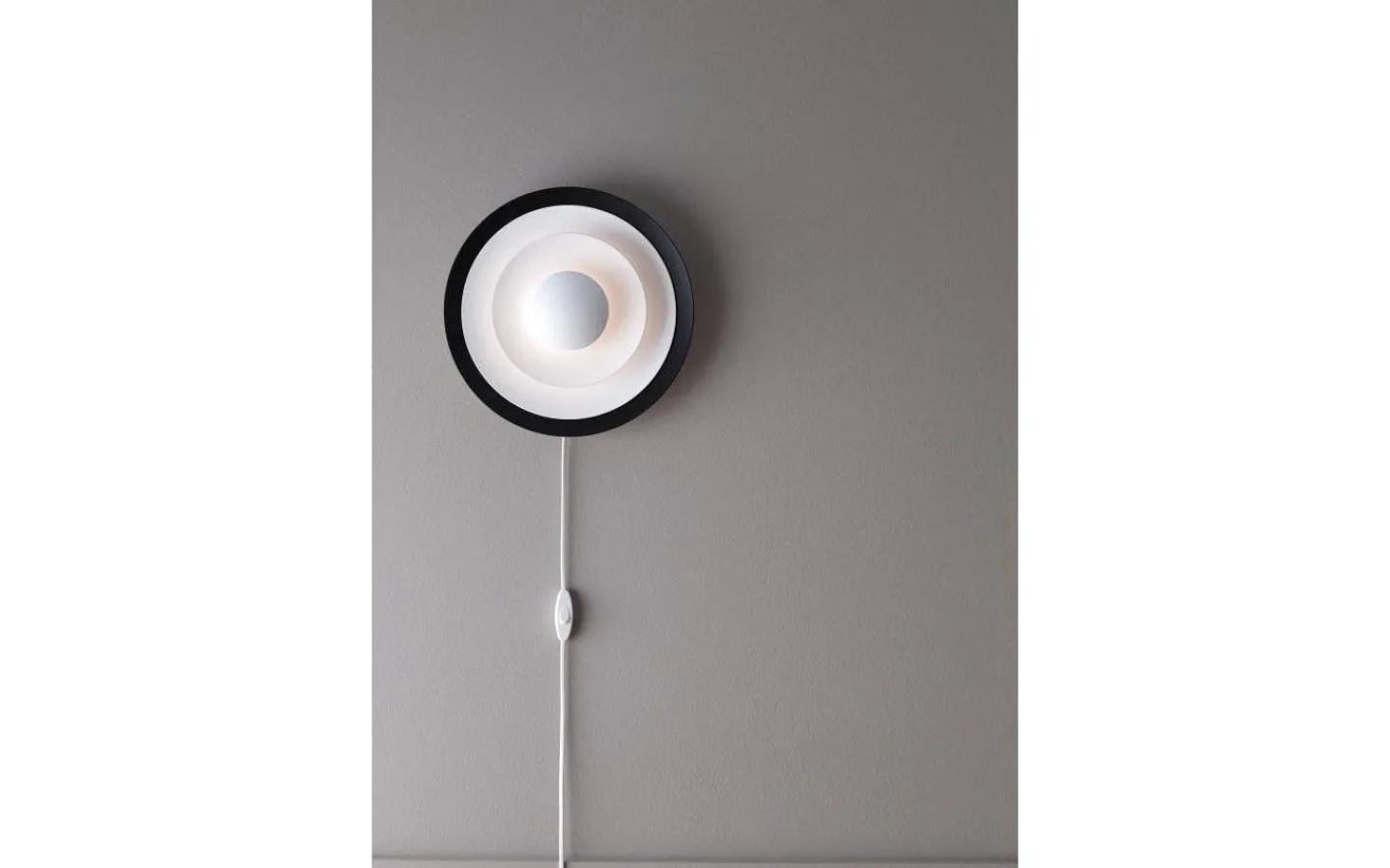 Vardagsrum|Hall & Trappa-Belid Diablo Vägglampa Ø30cm Svart/Röd