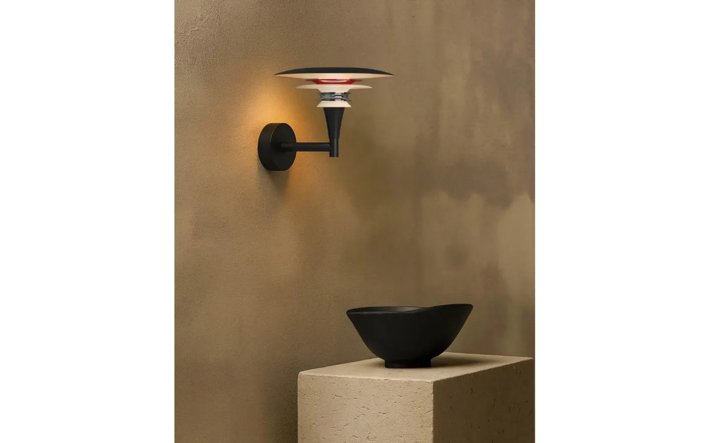 Vardagsrum|Hall & Trappa < Belid Diablo Vägglampa Mattsvart/Blankröd