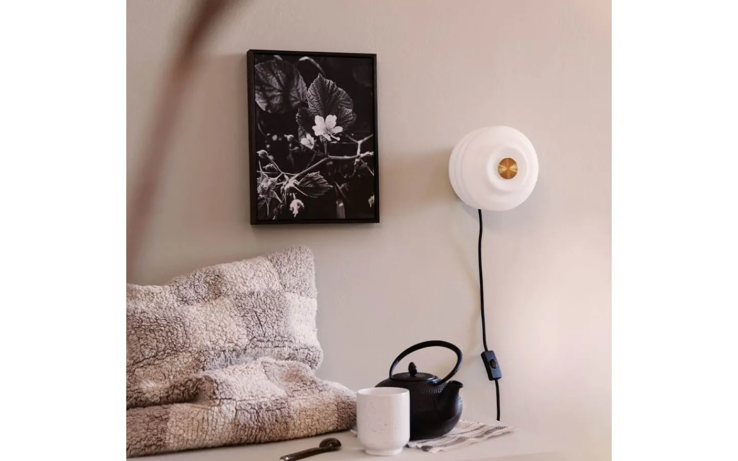 Lampetter < Dyberg Larsen Diva Vägglampa Opal/Mässing