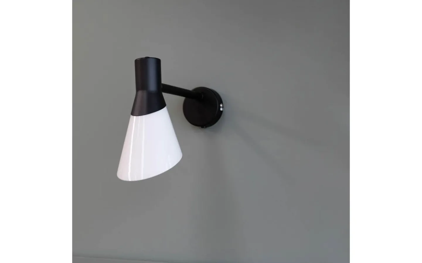 Läslampor < Dyberg Larsen Gent Vägglampa Opal/Svart