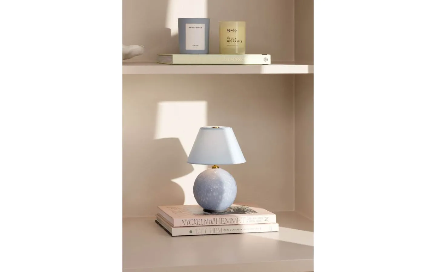 Uppladdningsbara Lampor Inomhus|Bordslampor < Globen Lighting Iris Portabel Bordslampa 23cm Duvblå