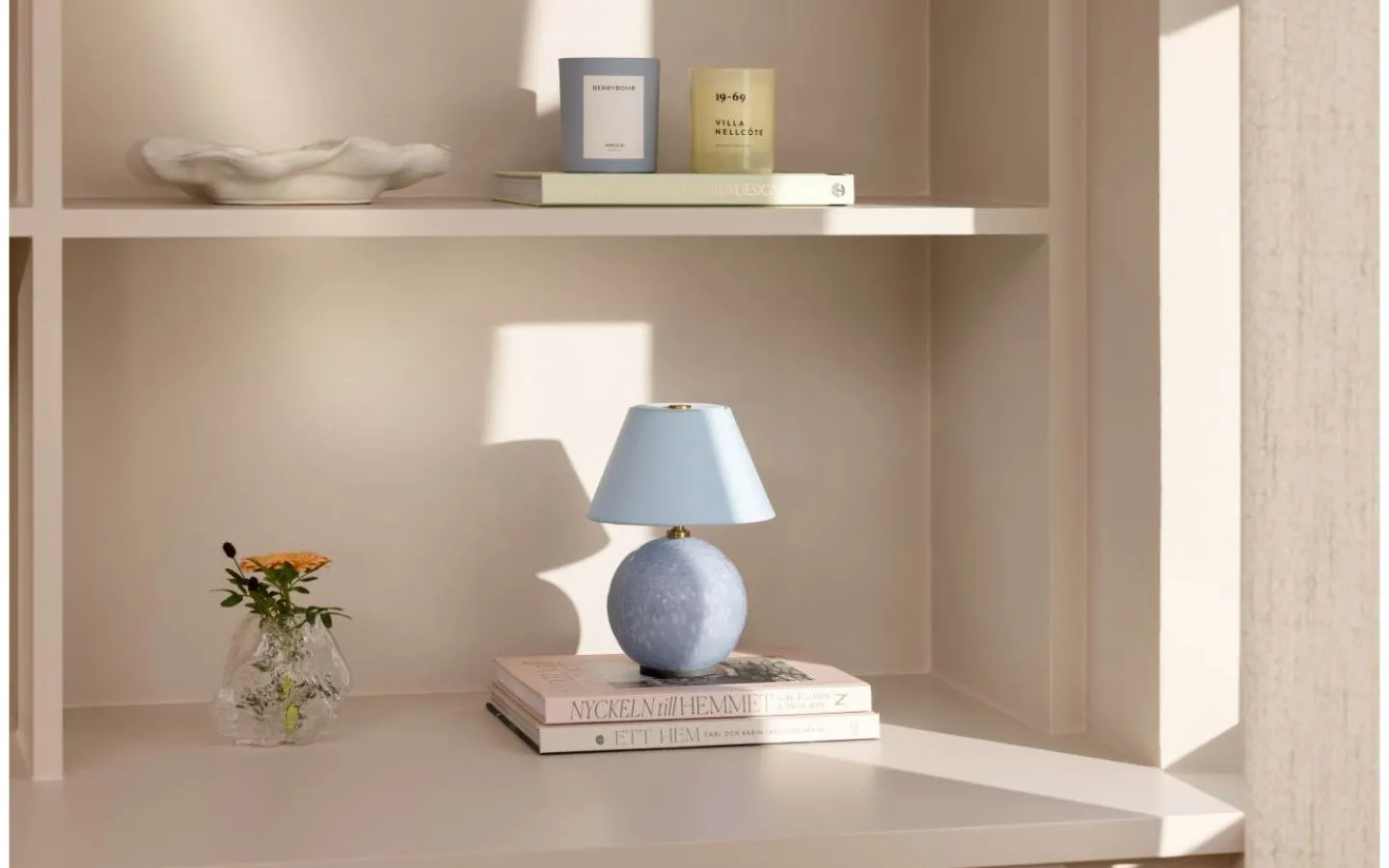 Uppladdningsbara Lampor Inomhus|Bordslampor < Globen Lighting Iris Portabel Bordslampa 23cm Duvblå