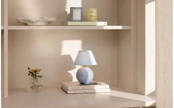 Uppladdningsbara Lampor Inomhus|Bordslampor < Globen Lighting Iris Portabel Bordslampa 23cm Duvblå