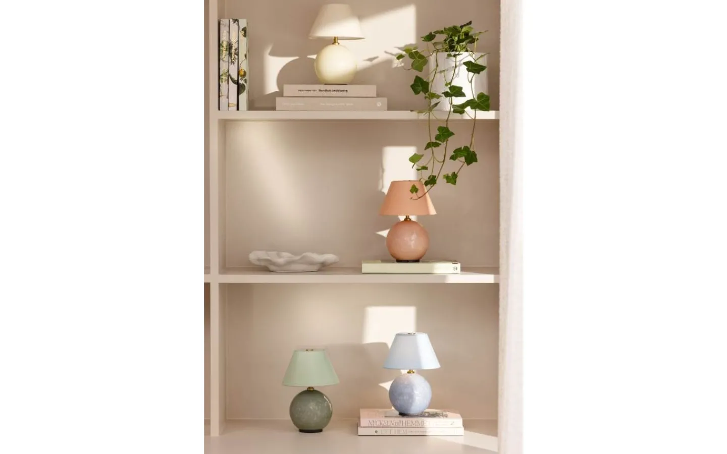 Uppladdningsbara Lampor Inomhus|Bordslampor < Globen Lighting Iris Portabel Bordslampa 23cm Duvblå