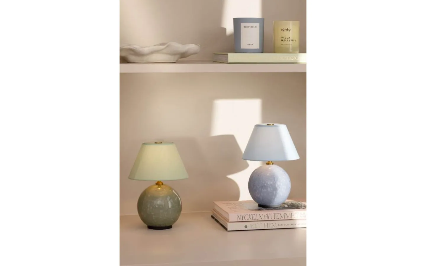 Uppladdningsbara Lampor Inomhus|Bordslampor < Globen Lighting Iris Portabel Bordslampa 23cm Duvblå