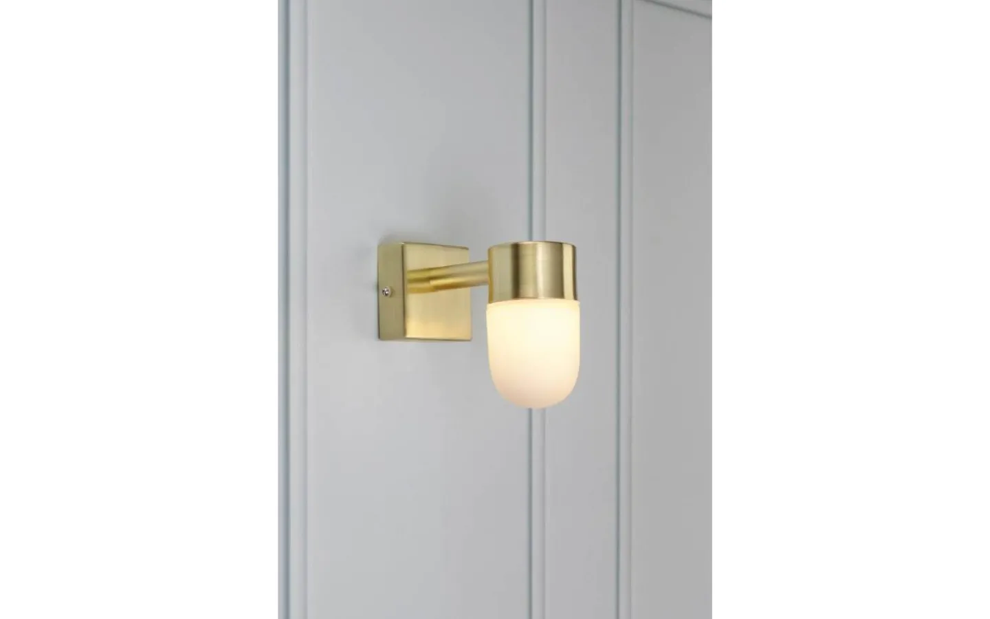 Badrumslampor Vägg < Markslojd Menton Vägglampa 12cm Mässing/Opal IP44