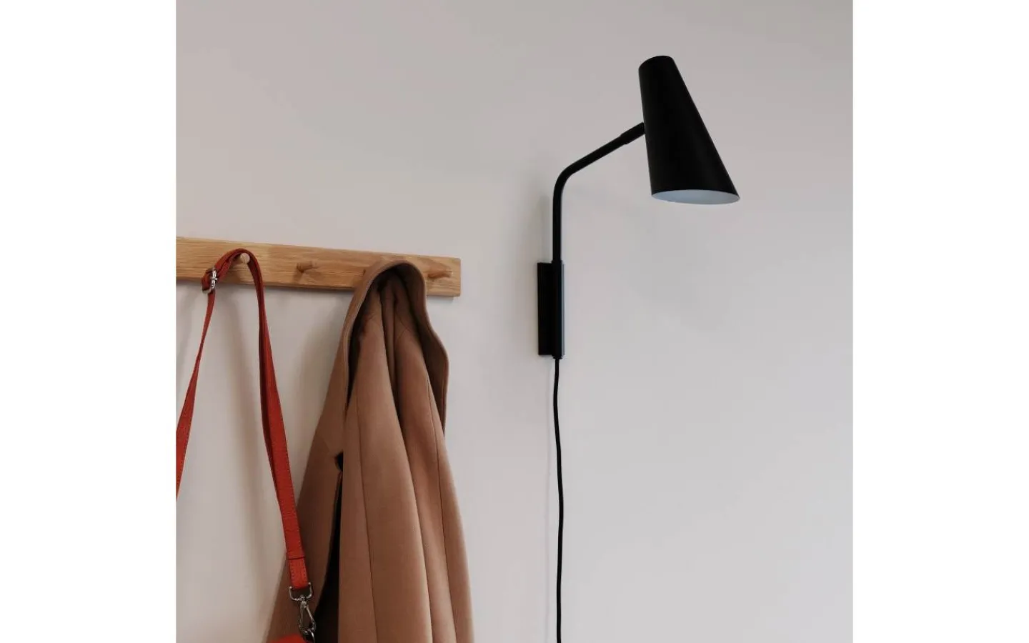 Läslampor-Dyberg Larsen Noa Vägglampa Svart