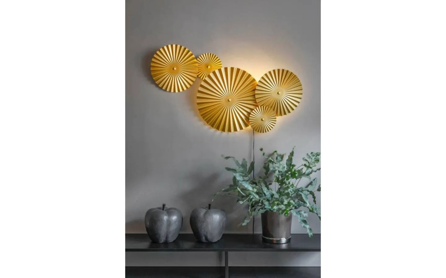 Vardagsrum|Hall & Trappa < Globen Lighting Omega Vägglampa 70cm LED 4,2W Borstad Mässing