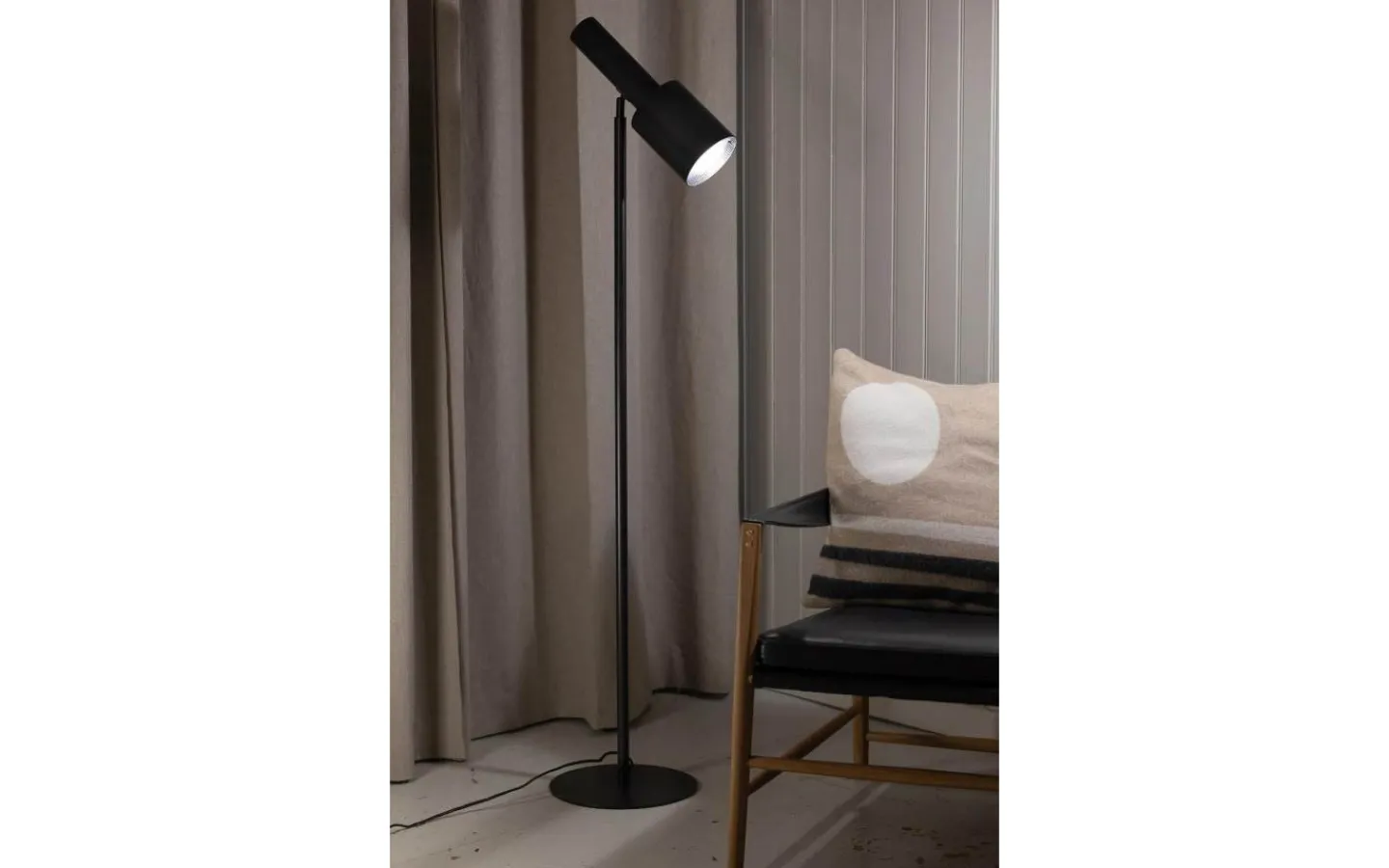 Golvläslampor < Markslojd Ozzy Golvlampa 143cm Svart
