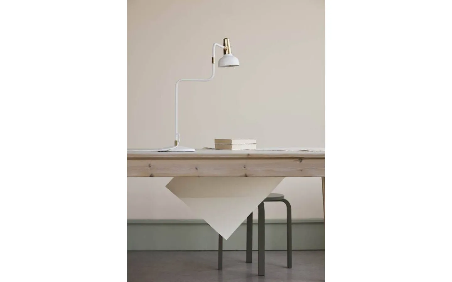 Sovrum|Skrivbordslampor < CO Bankeryd Ray Bordslampa 57cm Vit/Mässing