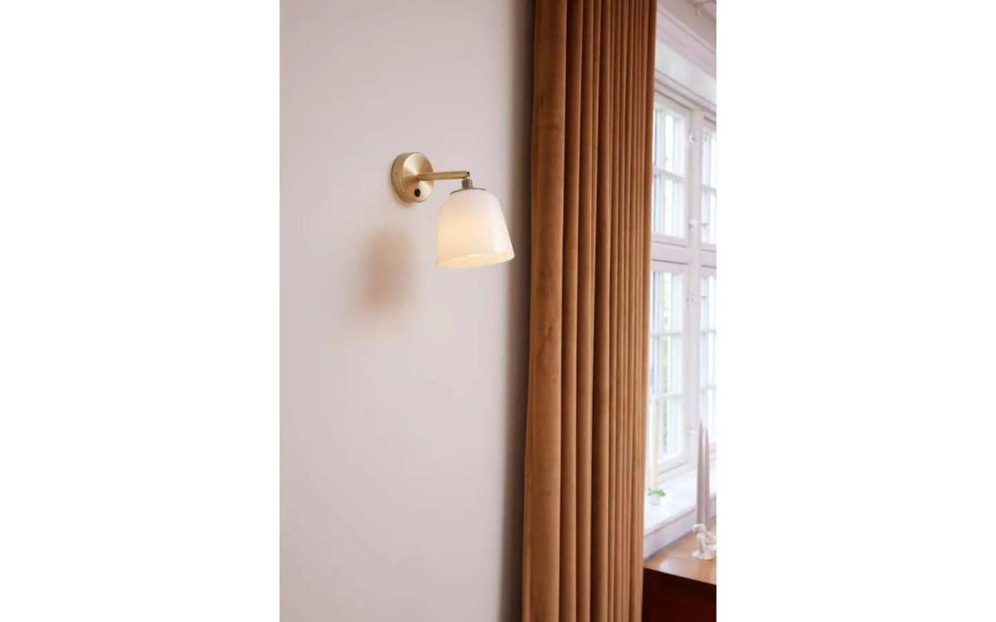 Läslampor-Halo Design Room 49 Vägglampa Opal/Antikmässing