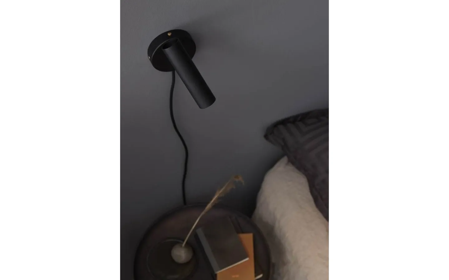 Läslampor < Belid Slender Vägglampa Svartstruktur/Mässing